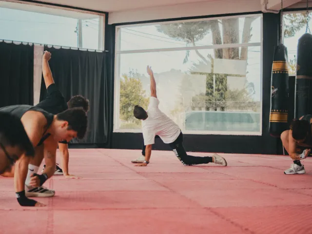 Calentamiento en grupo sobre el tatami