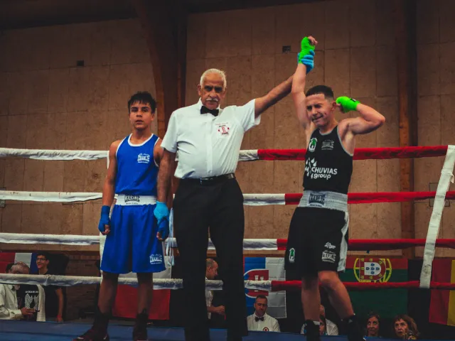 El árbitro declara la victoria de un boxeador del club