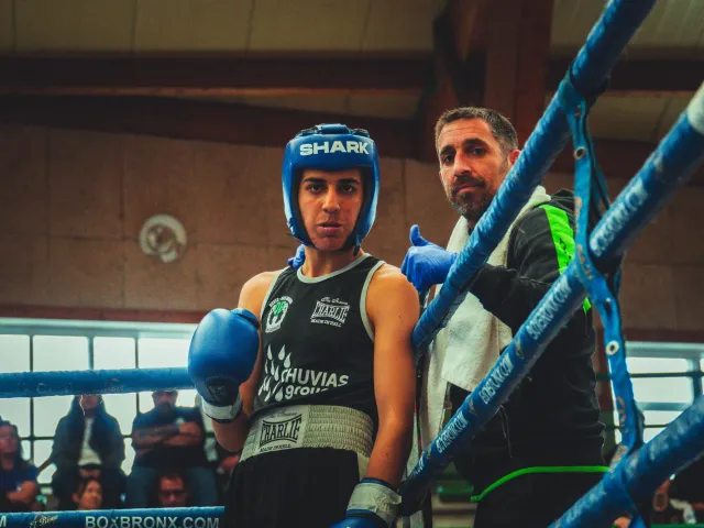 Boxeador del club en la esquina junto a su entrenador