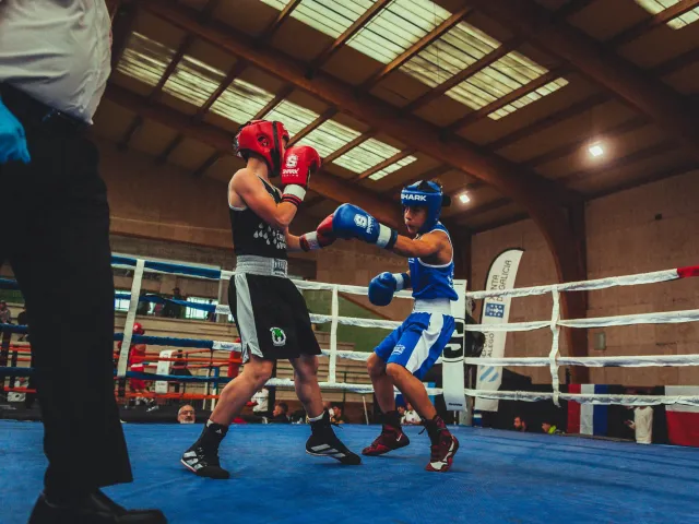 Combate de boxeo olímpico en el ring de competición
