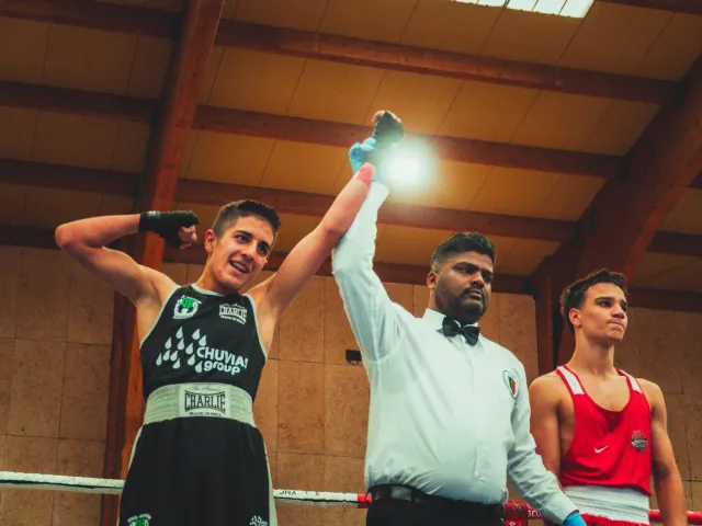 Boxeador del club levantando el brazo tras ganar su combate