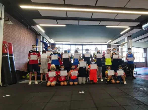 Participantes del PNTD posando con sus diplomas y mascarilla en el gimnasio Reboiras Boxeo de Vigo
