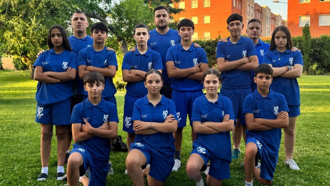 Equipo de jóvenes boxeadores y entrenadores posando con la bandera de Galicia