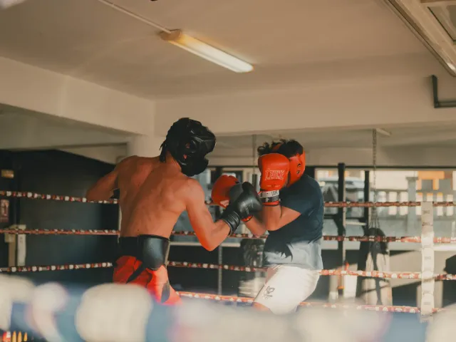 Sparring con cabezal y guantes en el ring