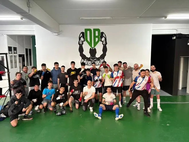 Atletas del club y de otros clubes invitados posando en grupo en el gimnasio tras la sesión de sparring