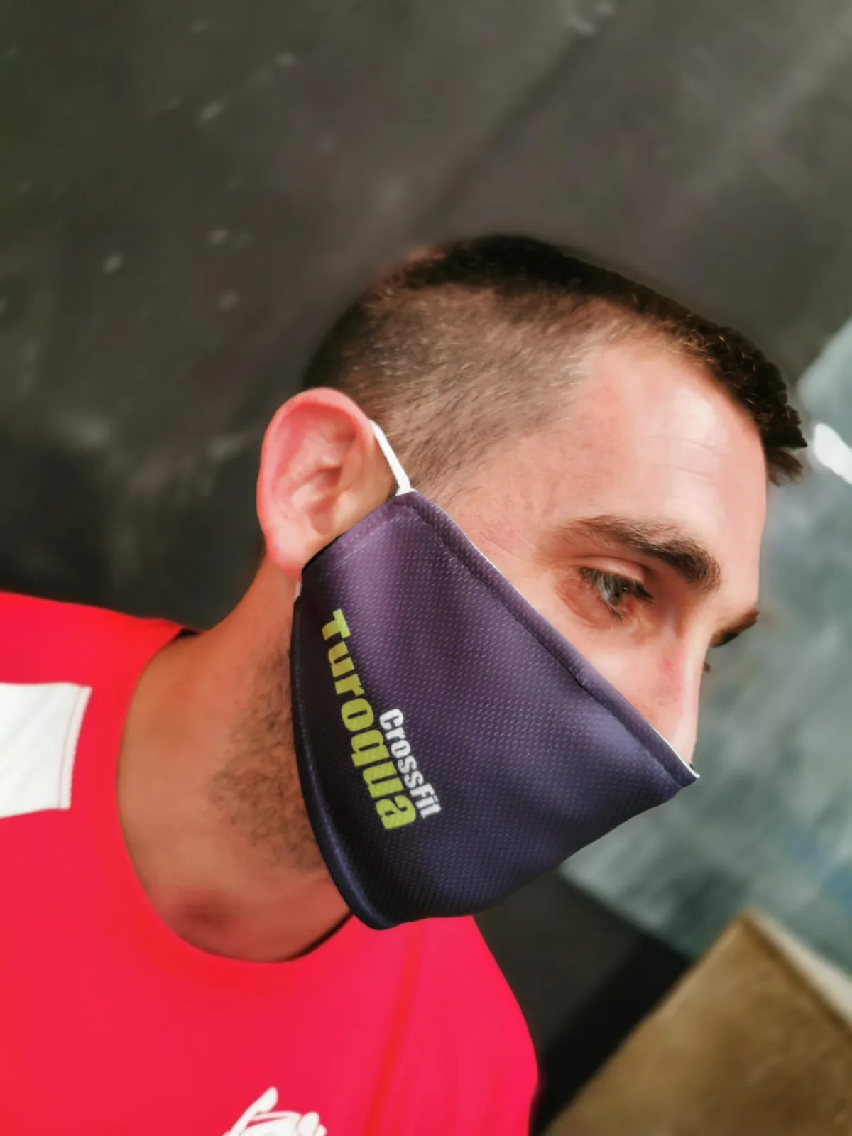 Entrenador del club con mascarilla de tela del box de Turoqua antes de empezar la clase